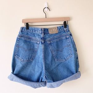 ✨Vintage Levi’s 900 series denim shorts✨
